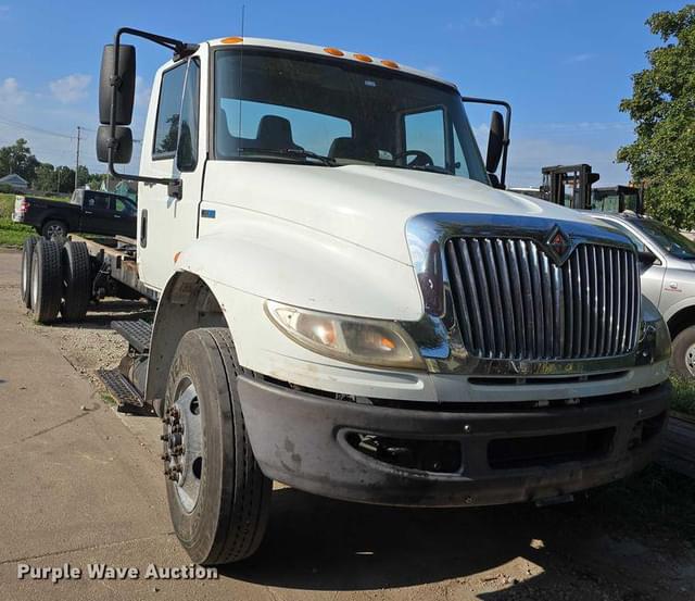 Image of International DuraStar 4400 equipment image 2