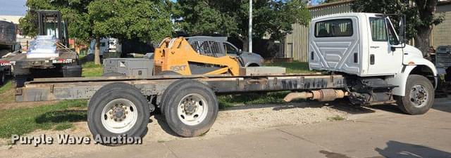 Image of International DuraStar 4400 equipment image 3