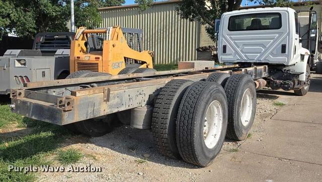 Image of International DuraStar 4400 equipment image 4