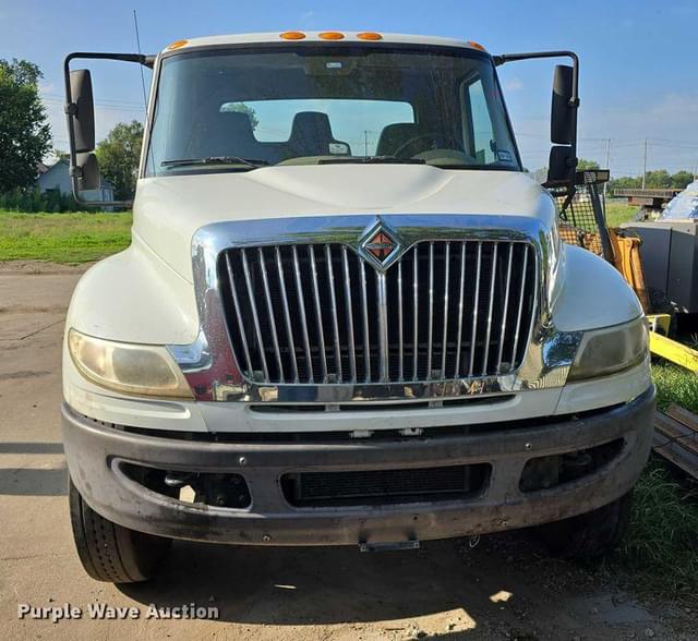 Image of International DuraStar 4400 equipment image 1