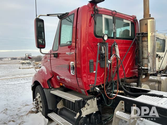 Image of International ProStar Plus 122 equipment image 3