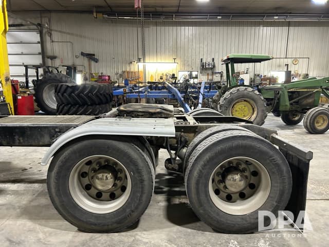 Image of International ProStar Plus 122 equipment image 4