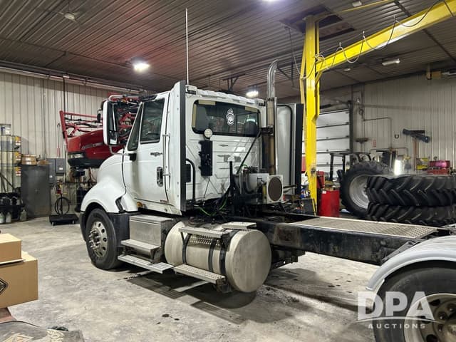 Image of International ProStar Plus 122 equipment image 2