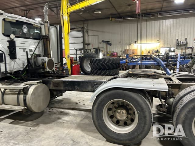 Image of International ProStar Plus 122 equipment image 3