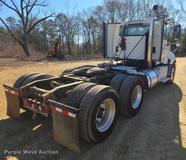 Image of International ProStar Plus 122 equipment image 4