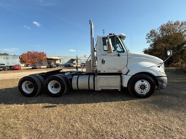 Image of International ProStar Plus 122 equipment image 2