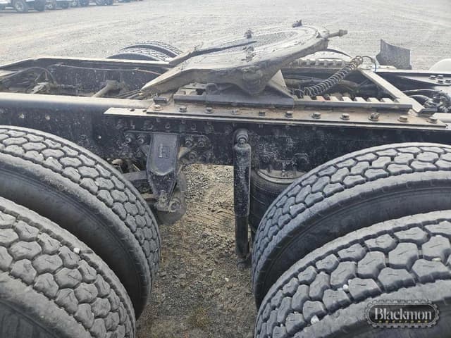 Image of International ProStar Plus 122 equipment image 4