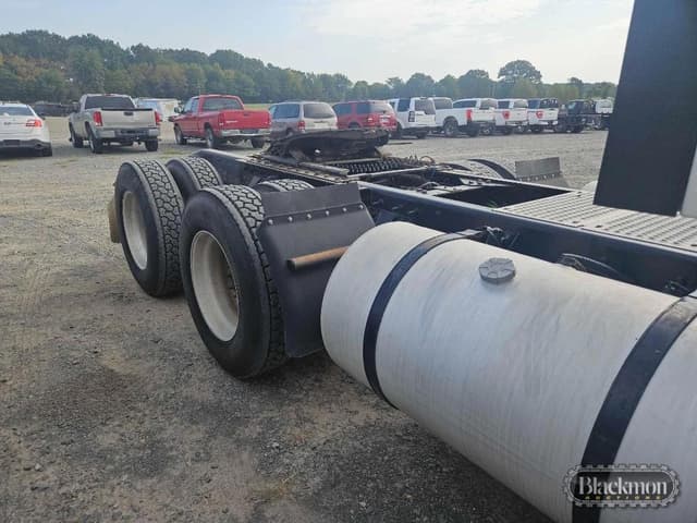 Image of International ProStar Plus 122 equipment image 2