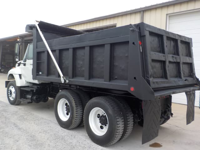 Image of International Workstar 7400 equipment image 3