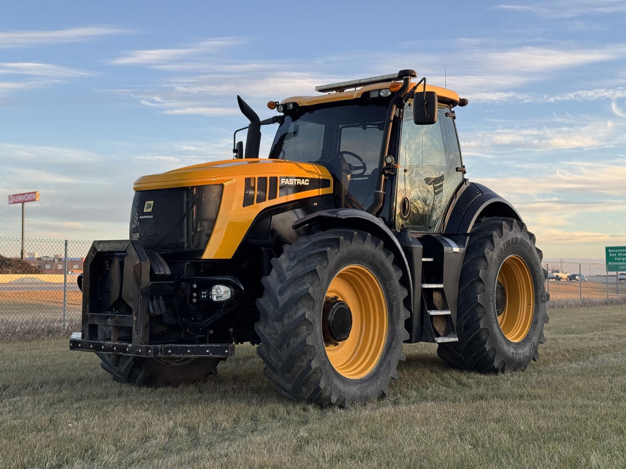 2014 JCB Fastrac 8310 Equipment Image0