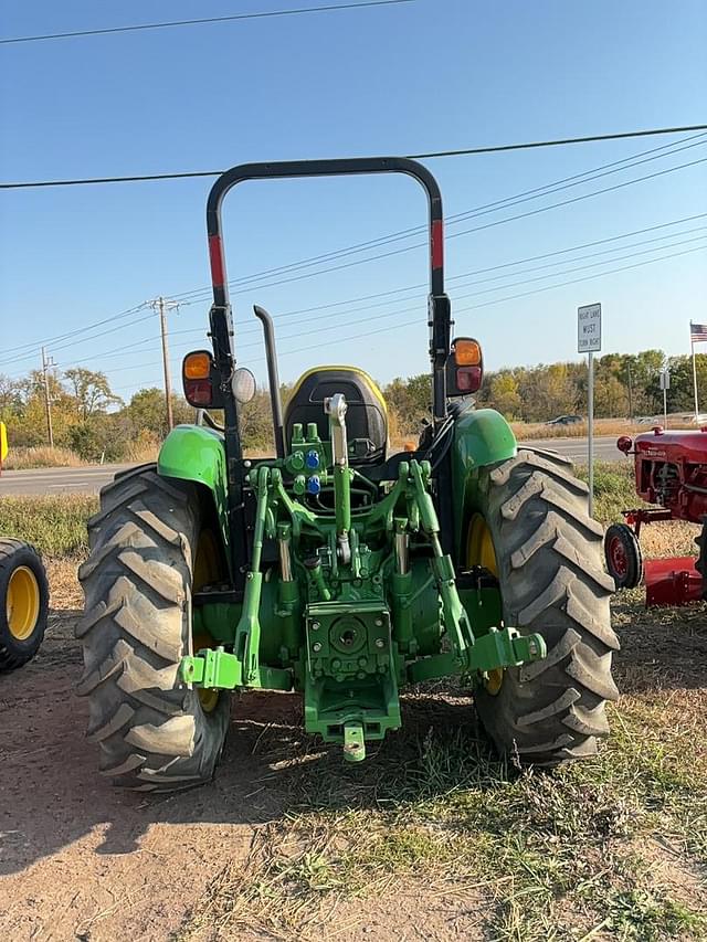 Image of John Deere 5075M equipment image 3