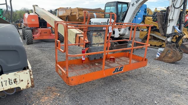 Image of JLG 800S equipment image 2