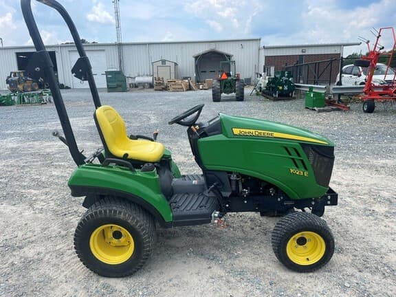 Image of John Deere 1023E equipment image 4