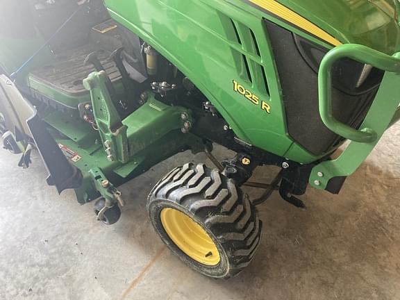 Image of John Deere 1025R equipment image 2