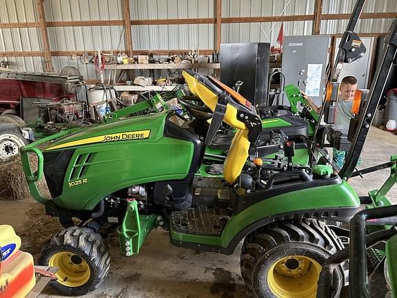 Image of John Deere 1025R equipment image 3