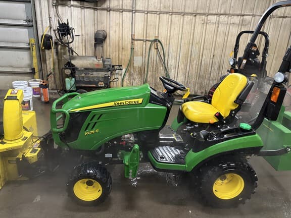 Image of John Deere 1025R equipment image 4