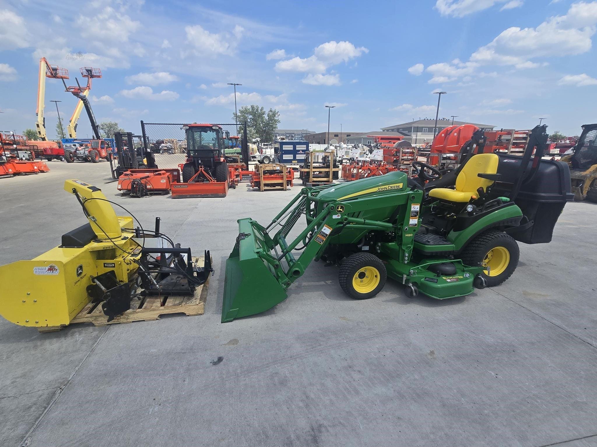 2014 John Deere 1025R Equipment Image0