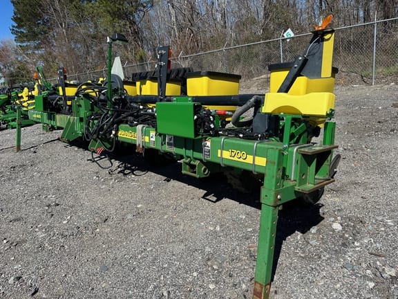 2014 John Deere 1700 Equipment Image0