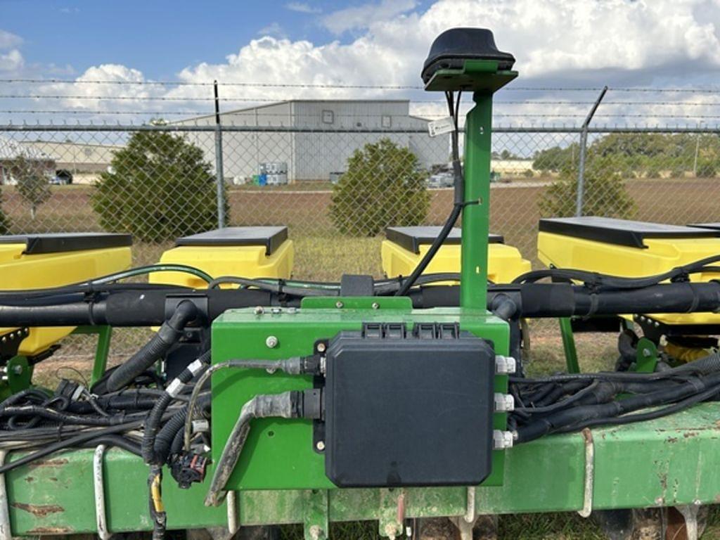 Image of John Deere 1700 Image 0