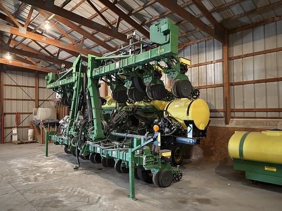 Image of John Deere 1725 equipment image 4