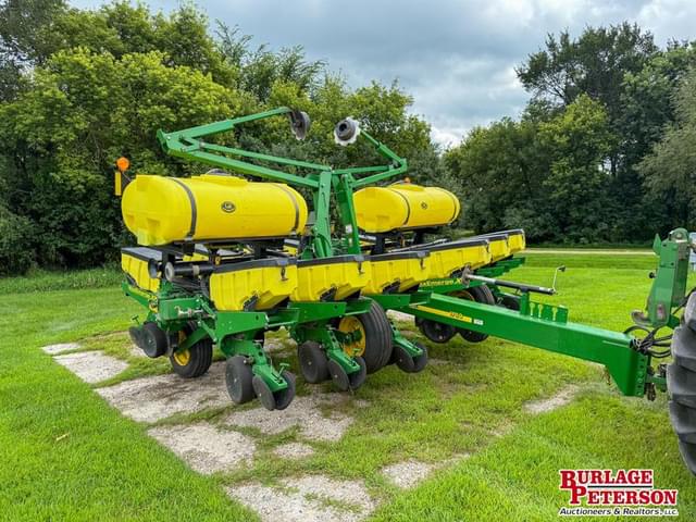 Image of John Deere 1760 equipment image 1