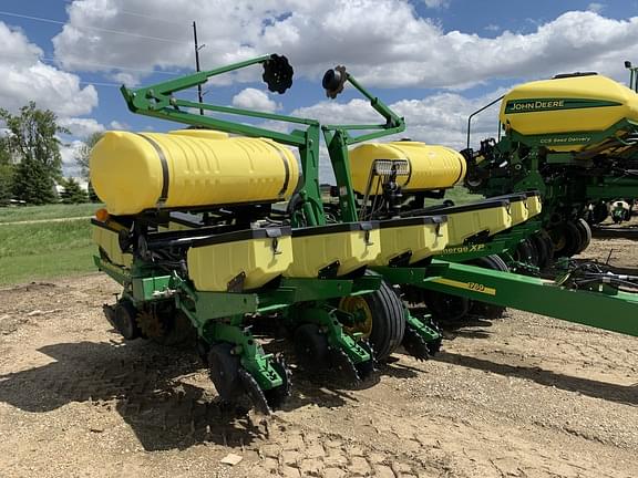 Image of John Deere 1760 equipment image 1