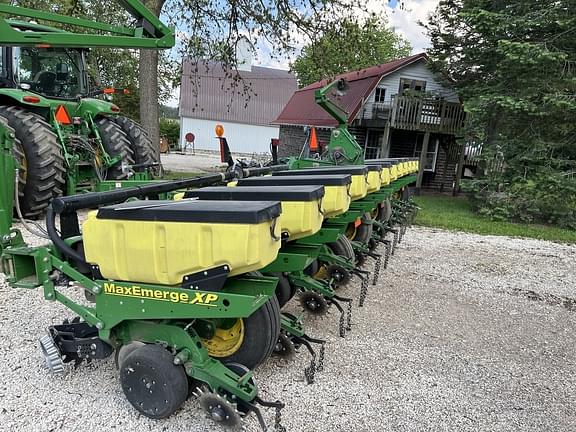 Image of John Deere 1760 Primary image