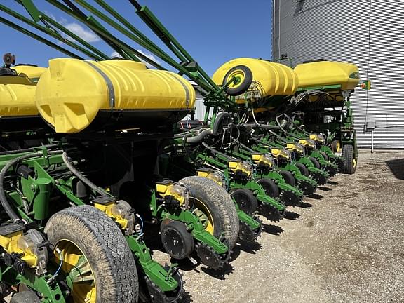 Image of John Deere 1770 equipment image 1