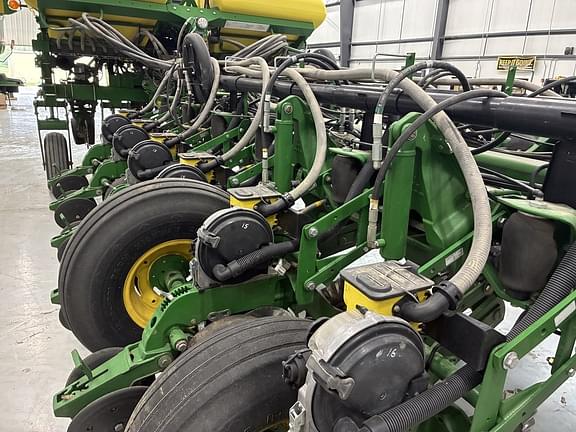 Image of John Deere 1770 equipment image 3