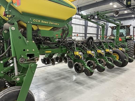 Image of John Deere 1770 equipment image 2