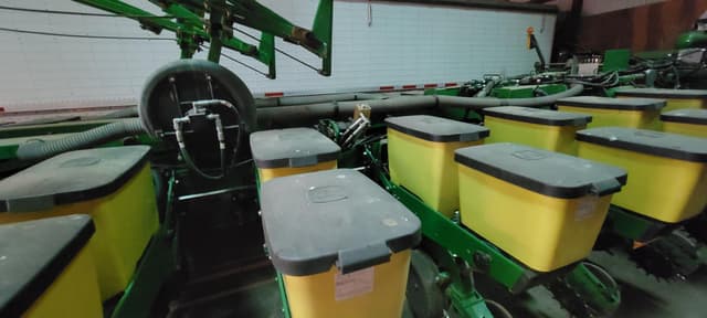 Image of John Deere 1770 equipment image 2