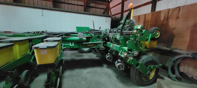 Image of John Deere 1770 equipment image 3