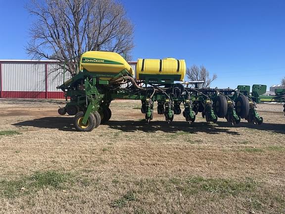 Image of John Deere 1770 equipment image 1