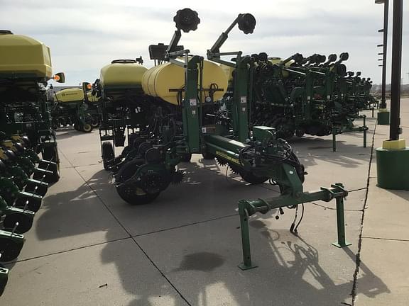 Image of John Deere 1770 equipment image 1