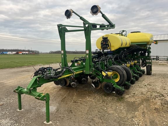 Image of John Deere 1770 equipment image 2