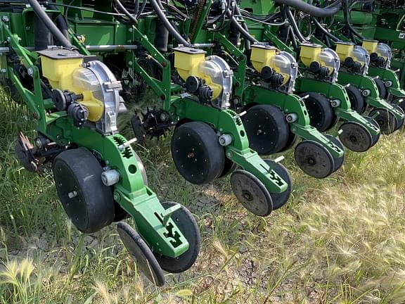 Image of John Deere 1770 equipment image 2