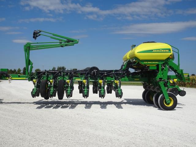 Image of John Deere 1770 equipment image 2