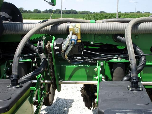 Image of John Deere 1770 equipment image 1