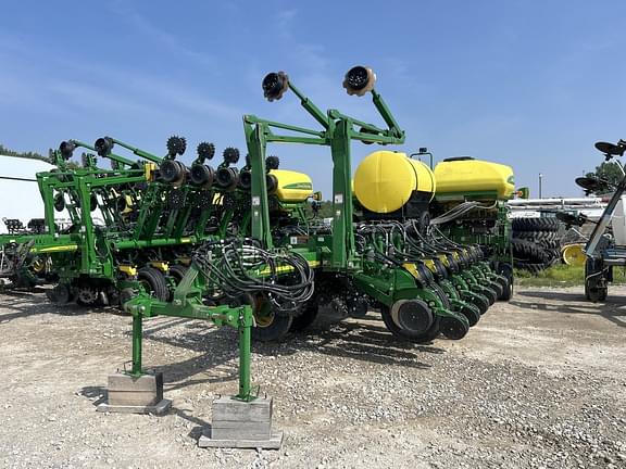 Image of John Deere 1770 equipment image 1