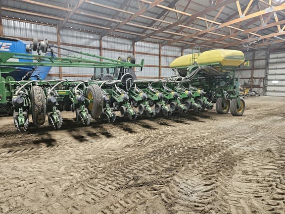 Image of John Deere 1770 equipment image 1