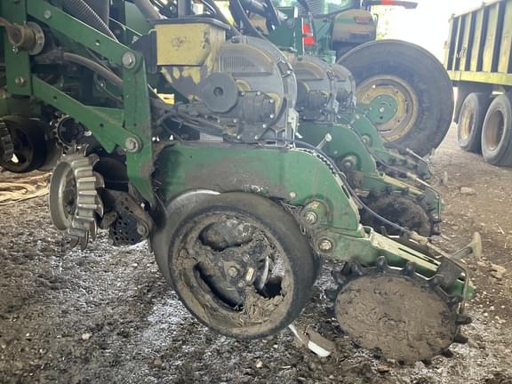 Image of John Deere 1770 equipment image 3