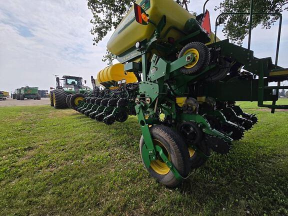 Image of John Deere 1770 equipment image 2