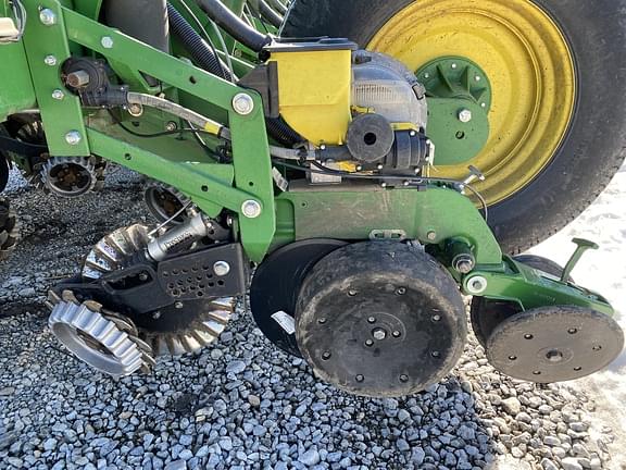 Image of John Deere 1770 equipment image 3