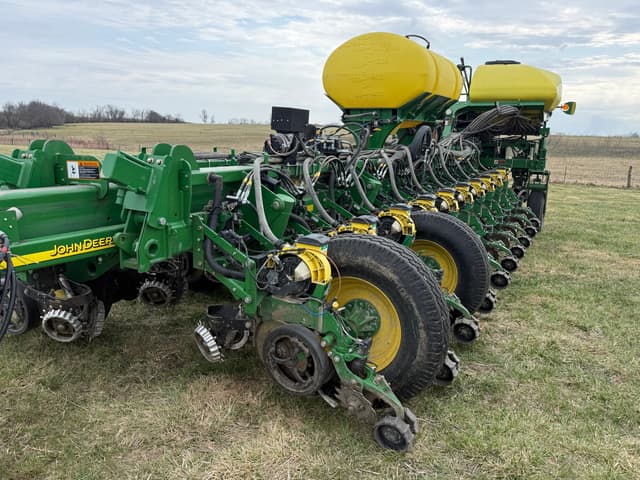 Image of John Deere 1770 equipment image 1