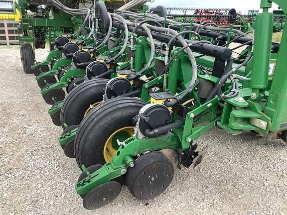 Image of John Deere 1770 equipment image 2