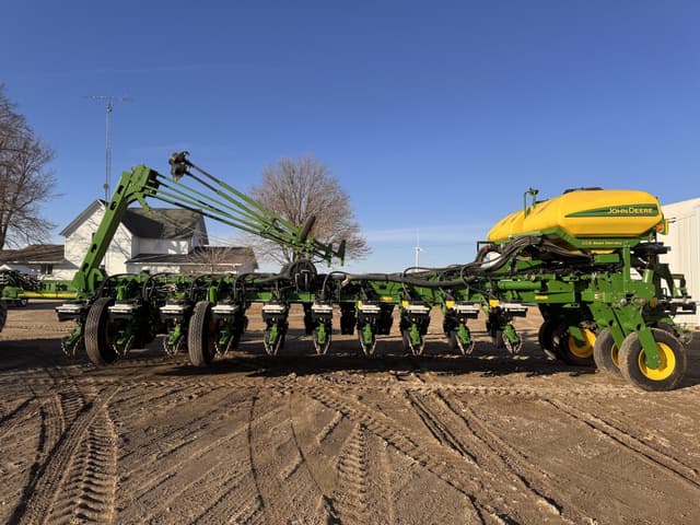 Image of John Deere 1770 equipment image 2