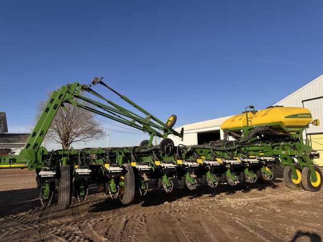 Image of John Deere 1770 equipment image 1