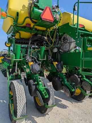 Image of John Deere 1770 equipment image 2