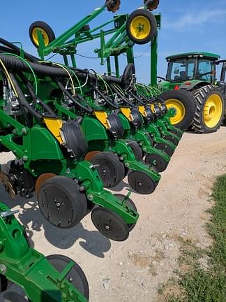 Image of John Deere 1770 equipment image 3