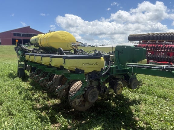 2014 John Deere 1775 Equipment Image0